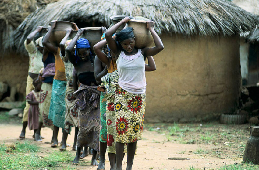 نساء يحملن ماء على أكتافهن في نيجيريا.