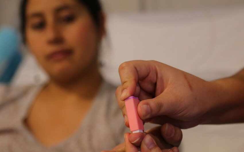 يستخدم اختبار الجلوكوز لمعرفة مستوى السكر في الدم. هنا تجري امراة حامل هذا الاختبار في مستشفى في سانتياغو، شيلي.