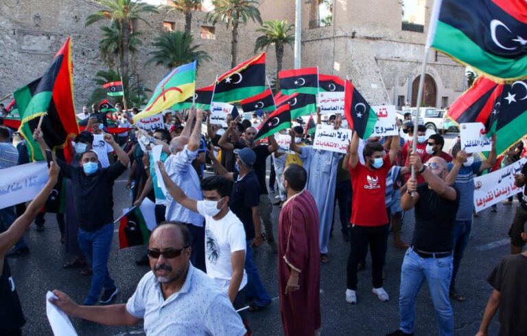 متظاهرون يرددون شعارات خلال مظاهرات ضد الفساد في ساحة الشهداء في العاصمة الليبية طرابلس في 25 أغسطس/آب 2020.