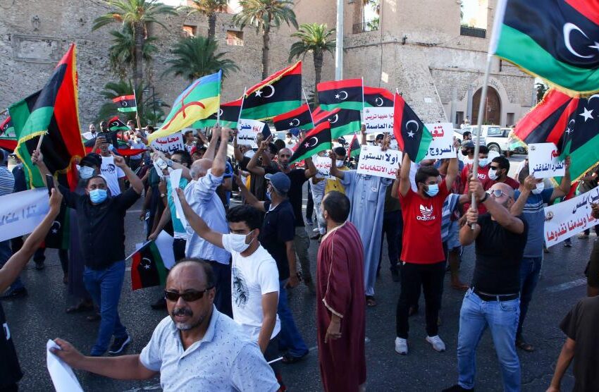 متظاهرون يرددون شعارات خلال مظاهرات ضد الفساد في ساحة الشهداء في العاصمة الليبية طرابلس في 25 أغسطس/آب 2020.