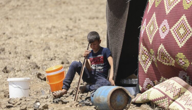 طفل نازح من القنيطرة في غرب جنوب سوريا يجلس أمام خيمة في مخيم قرب الجولان.