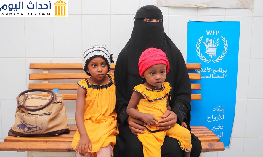 أم تزور أحد المرافق الصحية في اليمن لتلقي العلاج لابنتها الصغيرة (ترتدي قبعة حمراء) التي تعاني من سوء التغذية