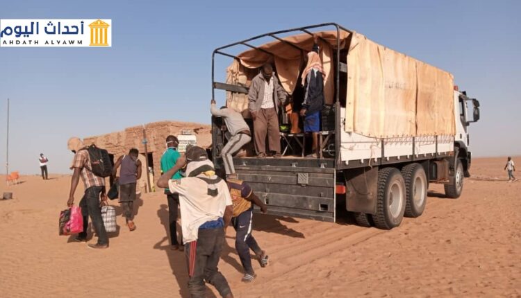 مهاجرون من جنسيات عدة، وهم جزء من مجموعة 270 شخصا، يصلون من الجزائر إلى السمكة في النيجر