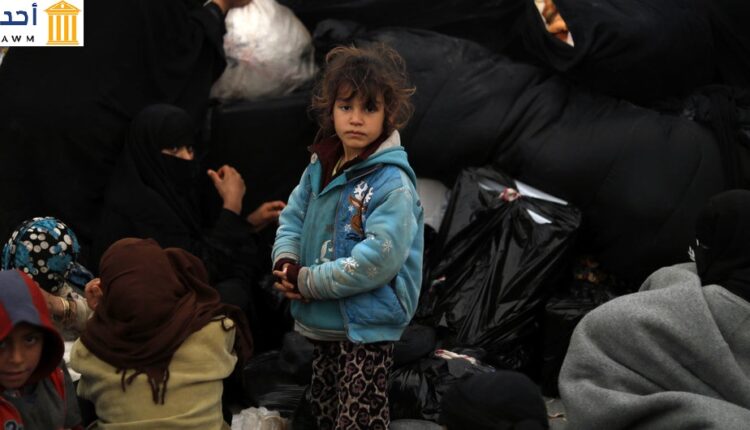 نساء يحملن ماء على أكتافهن في نيجيريا.