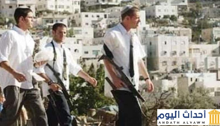 مستوطنون يهود يعتدون على المواطنين الفلسطينيين بالضفة الغربية