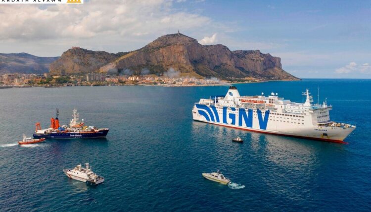 سفينة الحجر الصحي "آليجرا" إلى اليمين قبالة ساحل باليرمو في إيطاليا