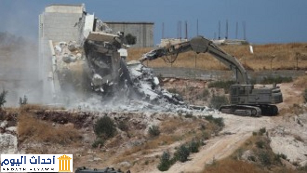 جرافة إسرائيلية تهدم أحد المباني الفلسطينية في القدس