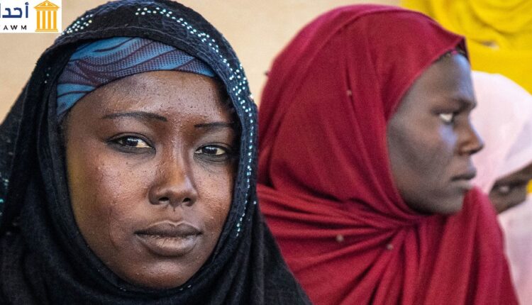 سيّدتان نازحتان تجلسان في أحد المخيمات في النيجر