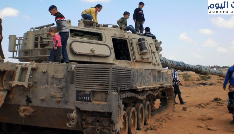 دبابة مدمّرة أصبحت أداة يلعب بها الأطفال في بنغازي بليبيا