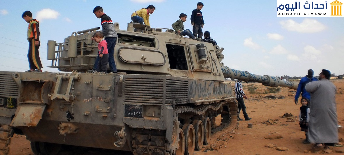 دبابة مدمّرة أصبحت أداة يلعب بها الأطفال في بنغازي بليبيا
