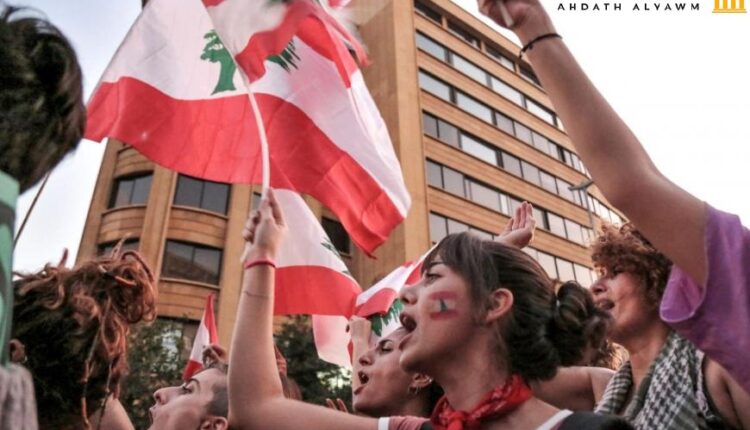 لطالما كانت نساء لبنان في مقدمة الحركات الاحتجاجية في البلاد. في الصورة، نساء يردِّدنَ هتافات ويلوِّحنَ بالعلم اللبناني خلال مظاهرة في وسط بيروت