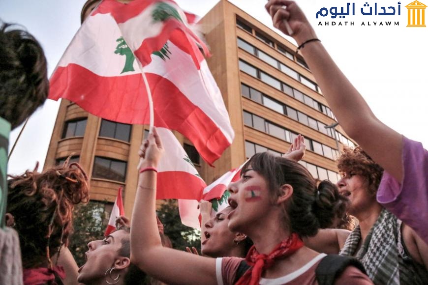 لطالما كانت نساء لبنان في مقدمة الحركات الاحتجاجية في البلاد. في الصورة، نساء يردِّدنَ هتافات ويلوِّحنَ بالعلم اللبناني خلال مظاهرة في وسط بيروت
