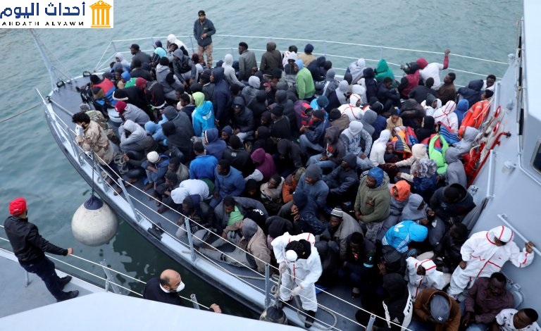مهاجرين على الميناء الليبي