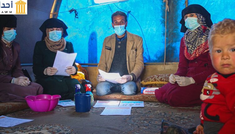 جلسة توعية مجتمعية حول كوفيد -19 في مخيم للنازحين في شمال محافظة إدلب، سوريا