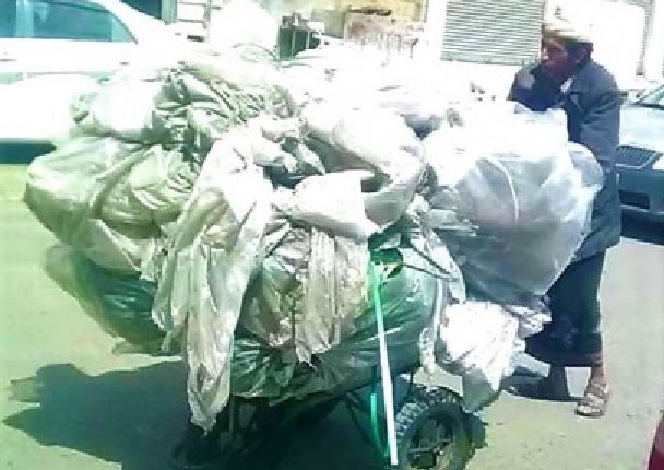 الصحفي اليمني نبيل الشرعبي يبحث عن وسائل اخرى لكسب رزقه