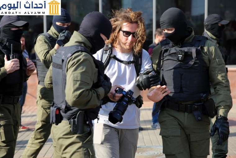 عناصر من الشرطة يحتجزون مصوراً صحفياً في تظاهرة للمعارضة في عاصمة بيلاروس، مينسك، في 26 سبتمبر/ أيلول 2020 احتجاجاً على النتائج الرسمية للانتخابات الرئاسية