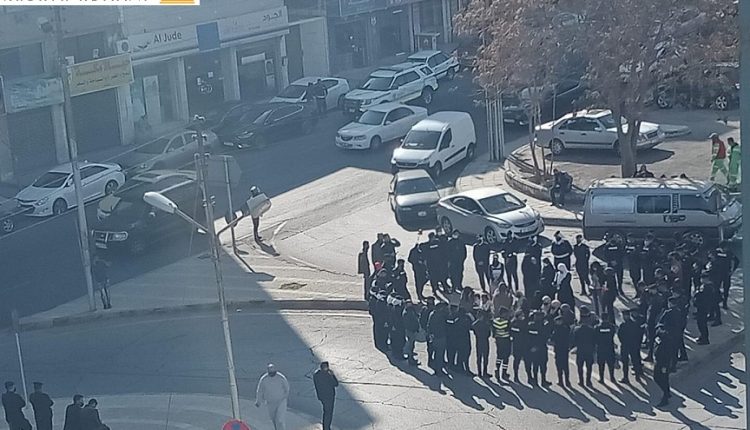 أجهزة الأمن الأردنية تقوم بفضّ اعتصام لمعلمين وسياسيين أمام مجلس النواب في العاصمة عمّان