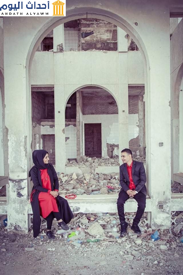 المصور الصحفي حمزة مصطفى وزوجته هنادي في جلسة تصوير فوق أنقاض إحدى المنشآت السياحية التي دمرتها الحرب بمحافظة تعز حيث يقيمان