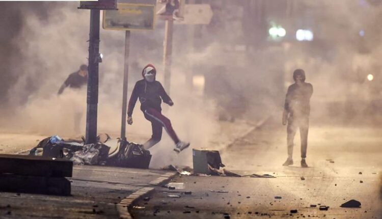 خرق المحتجون الشباب في الأحياء الشعبية حظر التجول