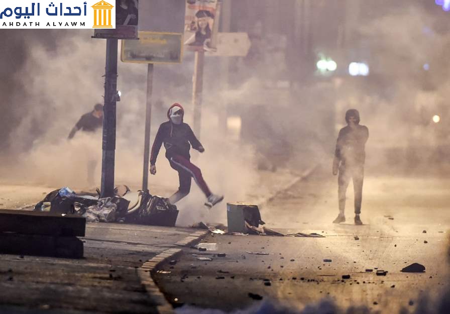 خرق المحتجون الشباب في الأحياء الشعبية حظر التجول