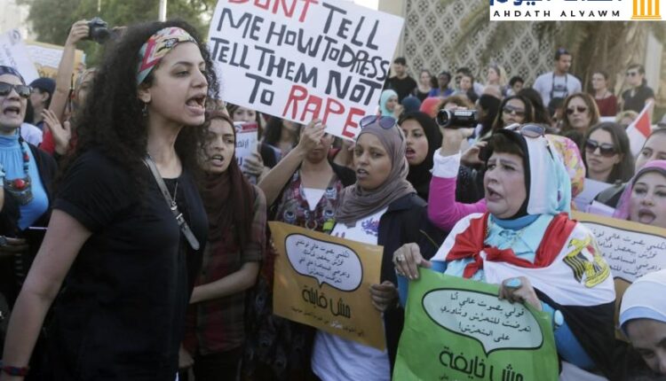 نساء يهتفن أثناء التجمع للاحتجاج ضد التحرش الجنسي أمام دار الأوبرا في القاهرة يوم 14 يونيو/حزيران