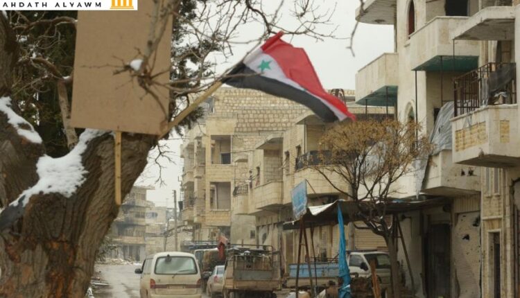 العلم السوري يرفرف في مدينة معرة النعمان في محافظة إدلب، سوريا