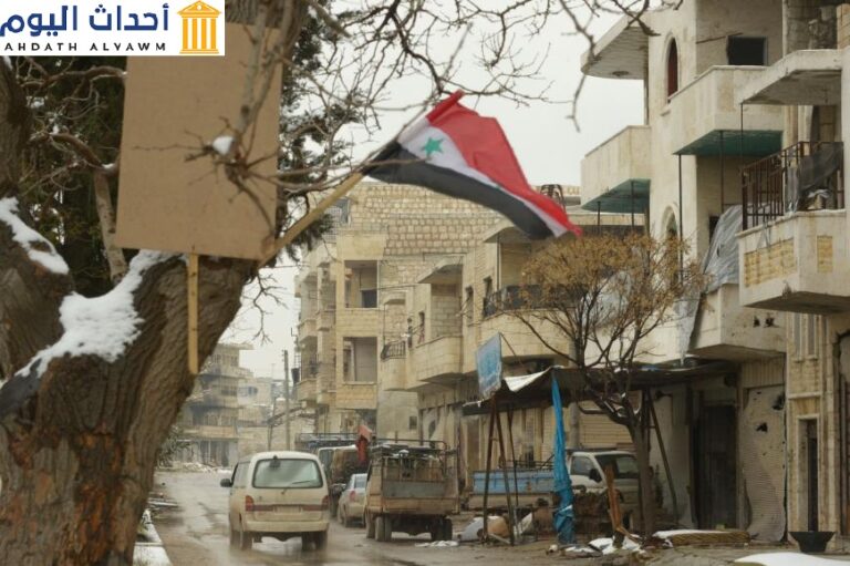 العلم السوري يرفرف في مدينة معرة النعمان في محافظة إدلب، سوريا