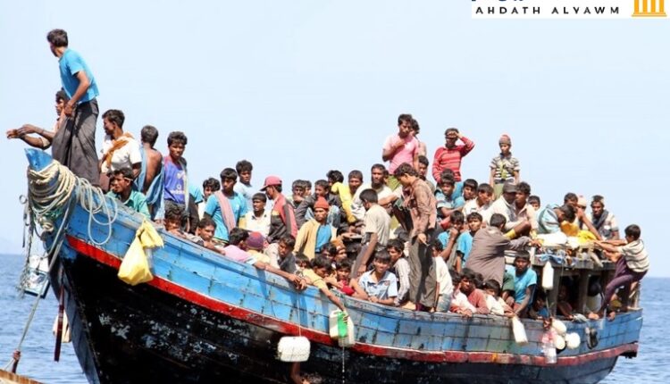 الروهينغيون اتخذوا من القوارب البدائية وسائل للهرب من بطش حكومة ميانمار