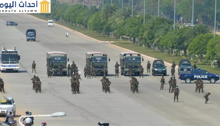 جنود بورميون لدى وصولهم لتفريق متظاهرين ضد المجلس العسكري الحاكم في نايبيداو في 22 شباط/فبراير 2021