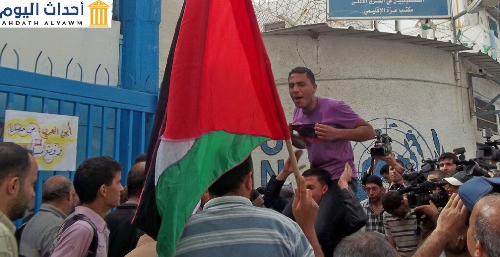 لاجئون فلسطينيون يتظاهرون أمام مكاتب الأونروا في قطاع غزة