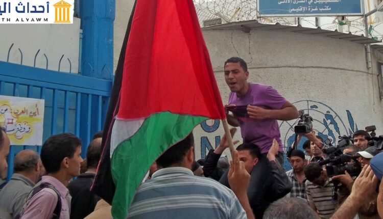 لاجئون فلسطينيون يتظاهرون أمام مكاتب الأونروا في قطاع غزة