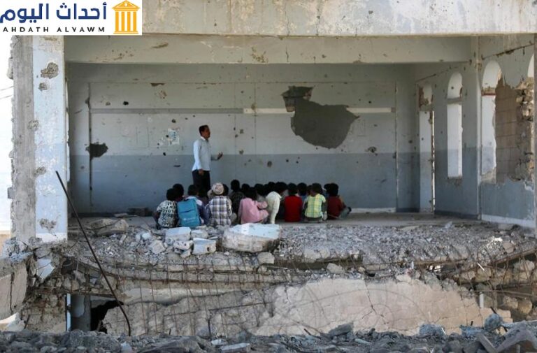 أطفال في الصف خلال يومهم الدراسي الأول في مدرسة تضررت جراء غارة جوية أثناء القتال بين القوات الحكومية المدعومة من التحالف بقيادة السعودية وقوات الحوثيين، تعز، اليمن