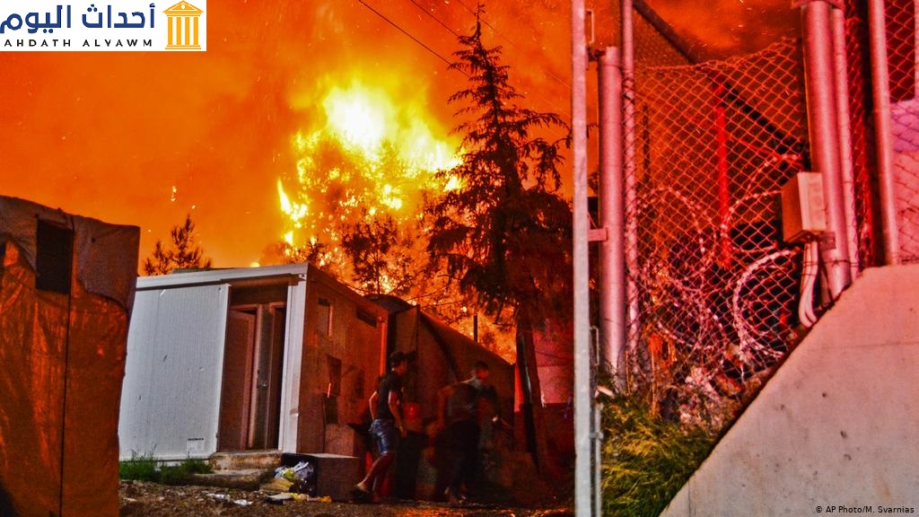 الحريق الذي اندلع مساء الثلاثاء بمخيّم للاجئين شمال العاصمة اليونانية أثينا