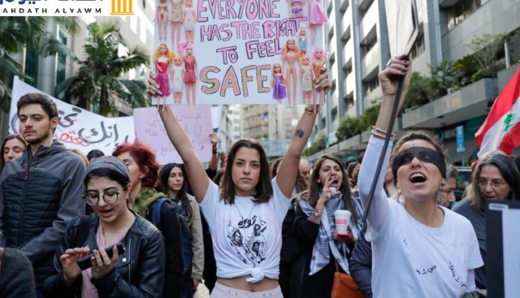نشطاء يشاركون في مظاهرة ضد التحرش الجنسي، والاغتصاب، والعنف الأسري في العاصمة اللبنانية بيروت