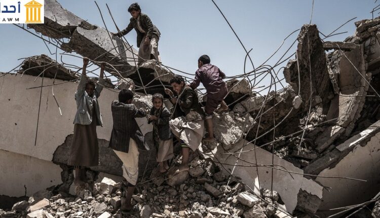 طلاب يلعبون على أنقاض مدرسة آل عيكاب، التي تدمرت خلال الصراع في يونيو 2015. مدينة صعدة باليمن