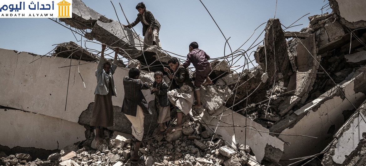 طلاب يلعبون على أنقاض مدرسة آل عيكاب، التي تدمرت خلال الصراع في يونيو 2015. مدينة صعدة باليمن