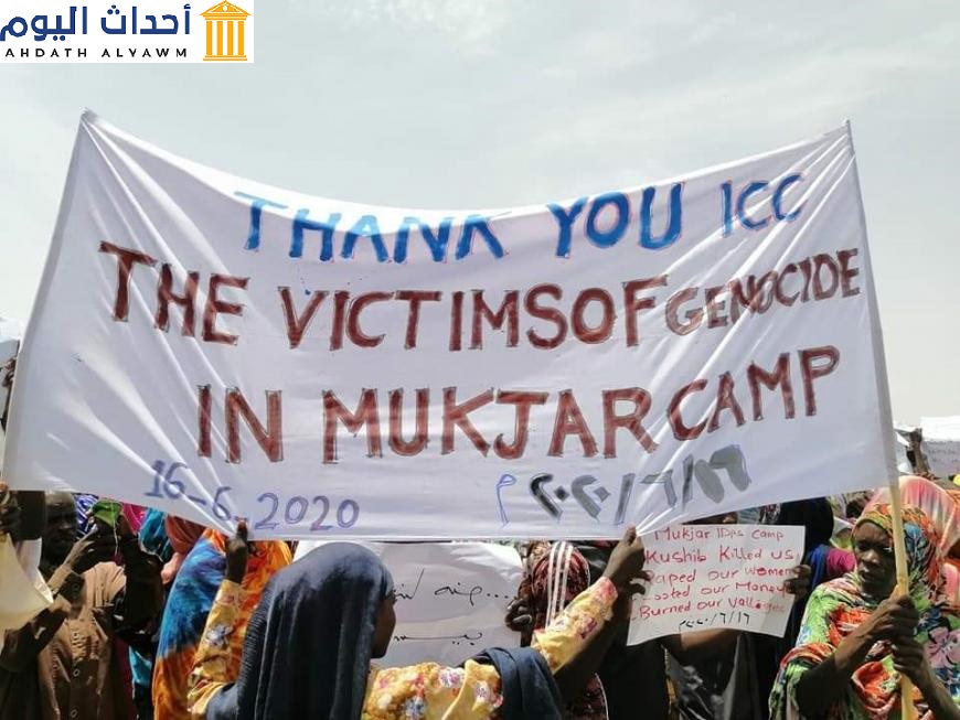 نازحون يعيشون في مخيم أردماتا في الغنينة، عاصمة ولاية غرب دافور، يرحّبون ببدء الإجراءات في القضية ضد علي كوشيب، قائد ميليشيا "الجنجويد"، في "المحكمة الجنائية الدولية"