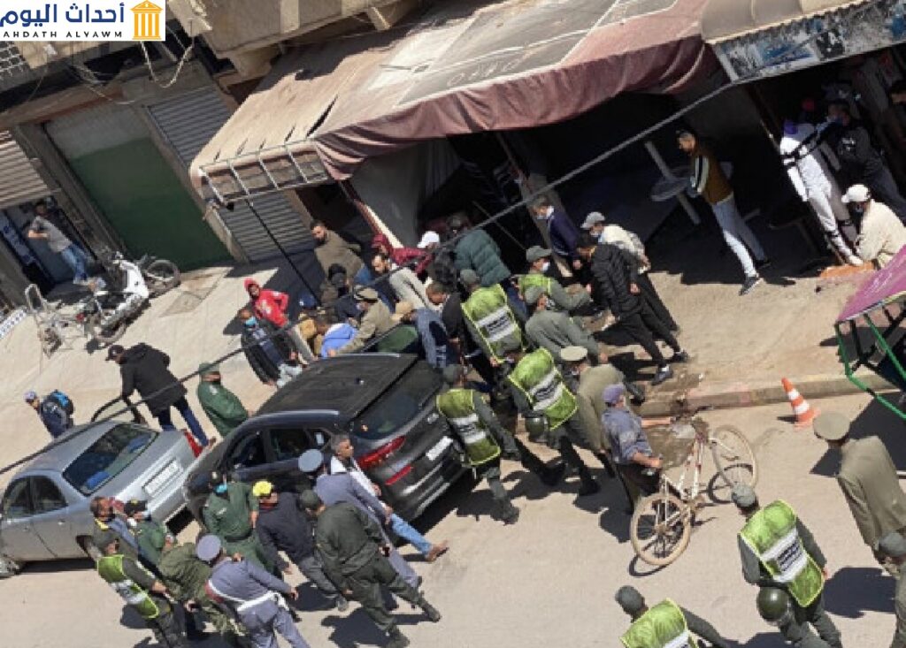 عشرات المزارعين لجأوا إلى تنظيم احتجاجات أمام مماطلة الشركة في صرف مستحقاتهم المالية قبالة معامل السكر التابعة للشركة