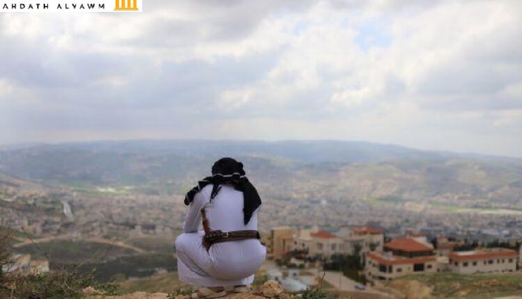 طالب لجوء يمني وصل إلى الأردن في 2014 يجلس في موقع مشرف في حي أبو نصير في شمال عمان، الأردن