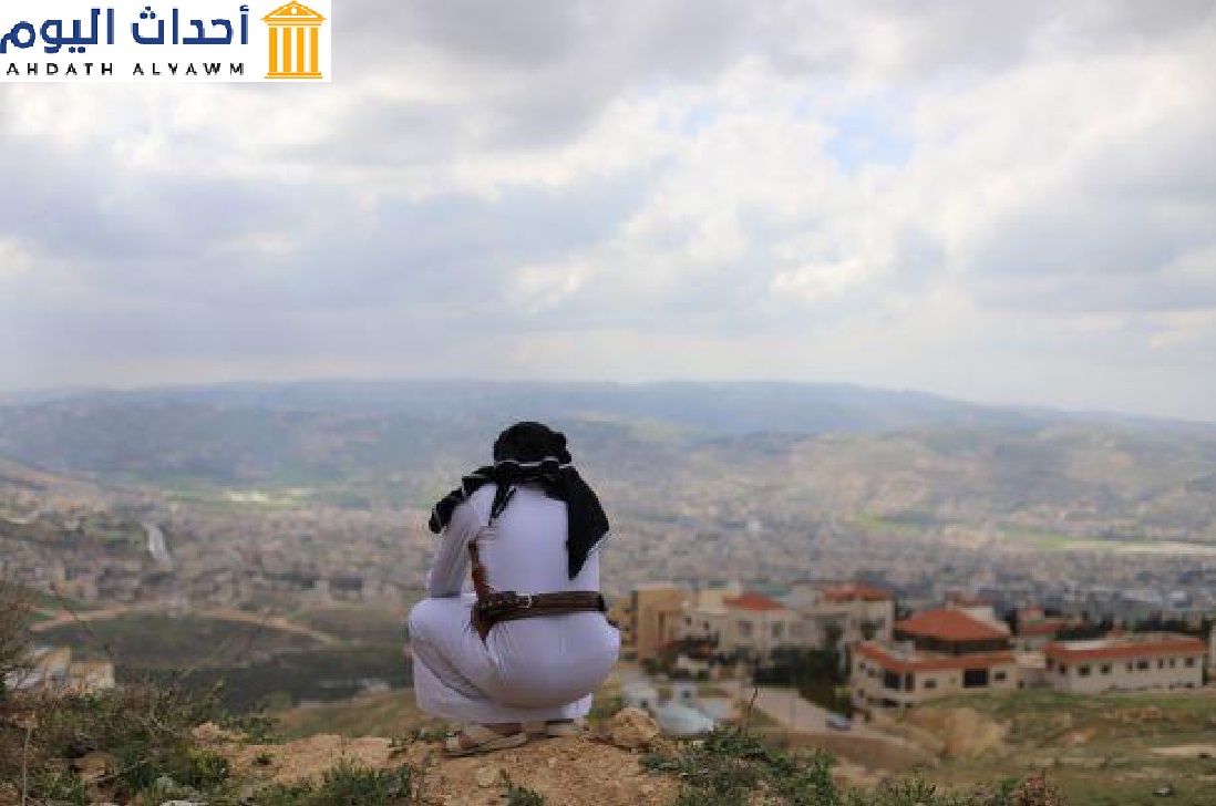طالب لجوء يمني وصل إلى الأردن في 2014 يجلس في موقع مشرف في حي أبو نصير في شمال عمان، الأردن