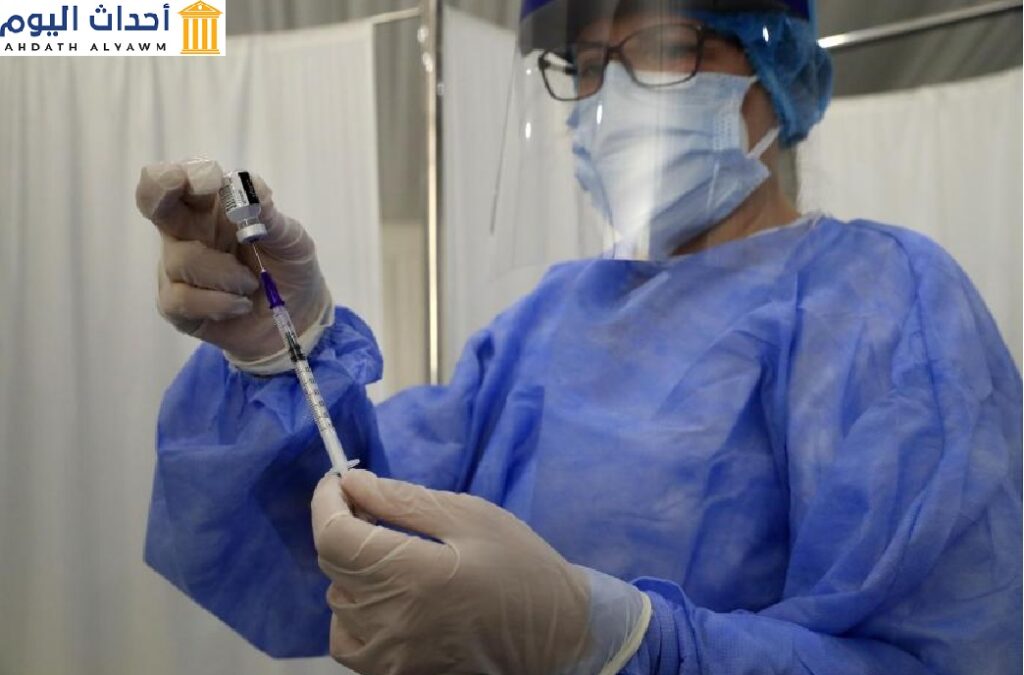 ممرض يحضر إبرة لقاح فيروس "كورونا" في "مستشفى سان جورج" في بيروت، لبنان
