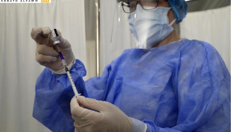 ممرض يحضر إبرة لقاح فيروس "كورونا" في "مستشفى سان جورج" في بيروت، لبنان