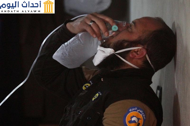 عنصر من الدفاع المدني يتنفس عبر قناع الأكسيجين، بعد ما قال عمال انقاذ إنه هجوم كيميائي محتمل على بلدة خان شيخون في إدلب الخاضعة لسيطرة المتمردين، سوريا