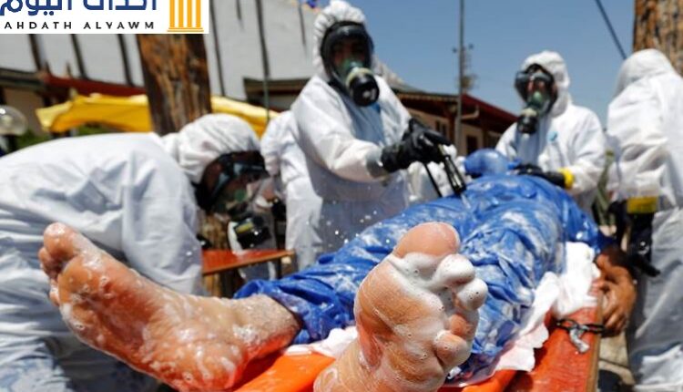 مختصين يقومون بازالة بقايا آثار الأسلحة الكيميائية المستخدمة والتي اصابت أحد المدنيين في سوريا