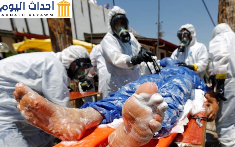 مختصين يقومون بازالة بقايا آثار الأسلحة الكيميائية المستخدمة والتي اصابت أحد المدنيين في سوريا