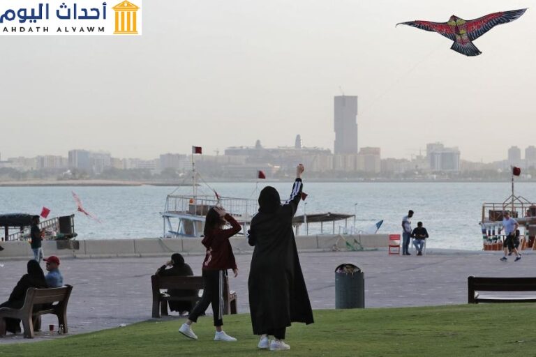 فتاة وامرأة يطيّران طائرة ورقية على الكورنيش في العاصمة القطرية الدوحة