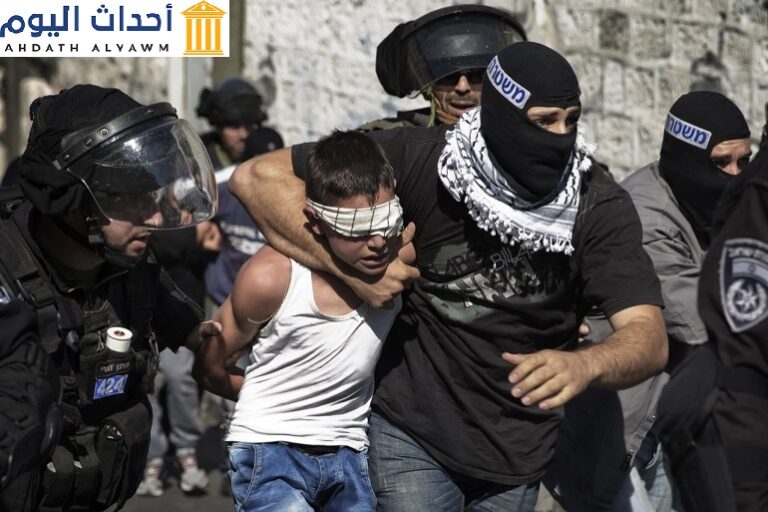 قوة من المستعربين التابعة للجيش الاسرائيلي تقوم باعتقال طفل فلسطيني في الأرضي المحتلة بمساندة قوات الجيش