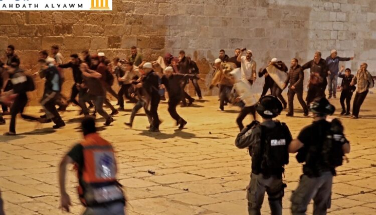 باحات المسجد الأقصى ومصلياتها شهدت مساء الجمعة اعتداءات إسرائيلية متواصلة على الركّع السجود