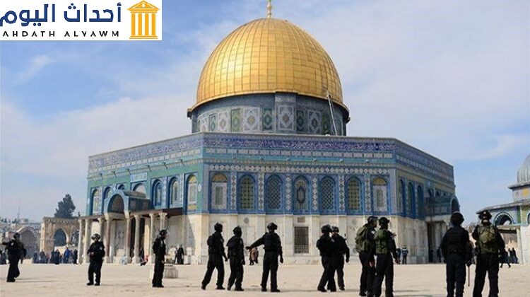 جيش الاحتلال الاسرائيلي يقتحم باحات الحرم القدسي في القدس ويمنع المصلين من أداء شعائرهم الدينية
