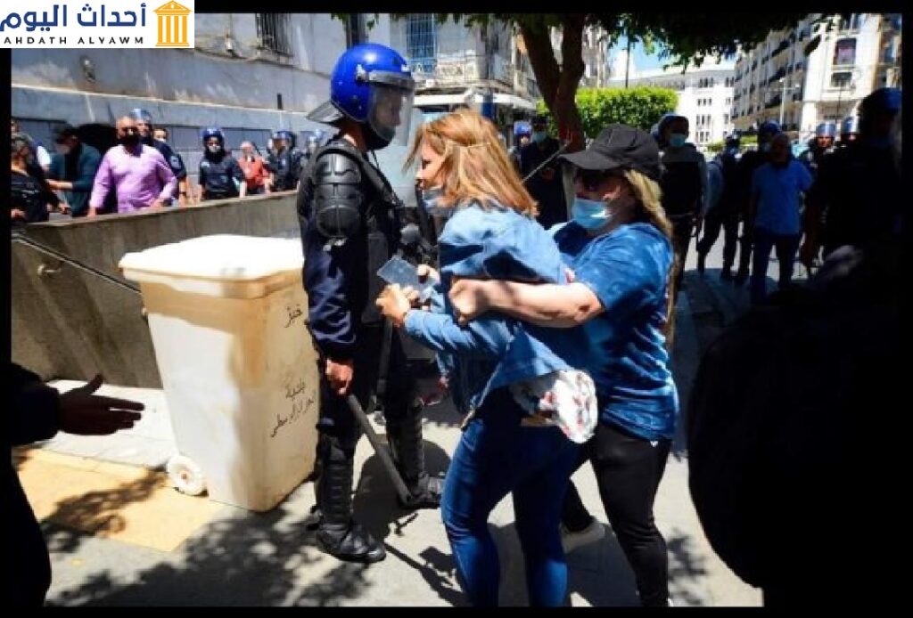 قمع الصحفيين في الجزائر واعتقال الصحفية "كنزة خطو"